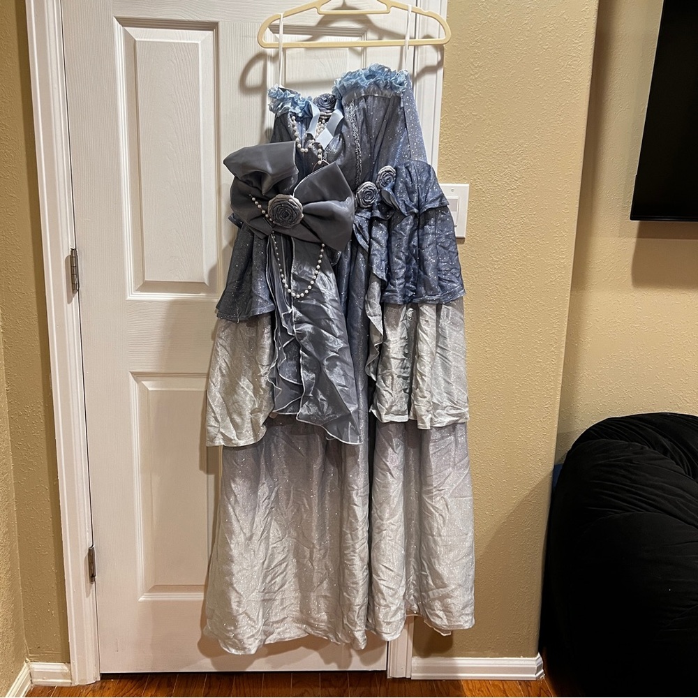 Elegant Blue Gown with Floral Accents - Picture 3 of 10